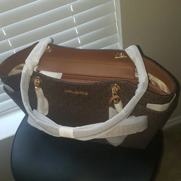 Michael Kors Jet Set Travel Large Chain Shoulder Tote - Picture 7 of 7